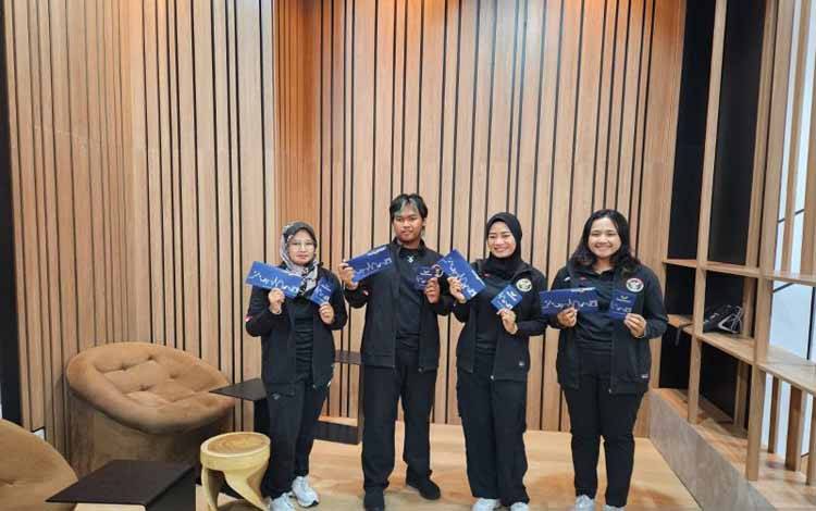 Atlet-atlet panahan Indonesia yakni Diananda Choirunissa, Arif Dwi Pangestu, Syifa Nur Afifah Kamal, dan Rezza Octavia (ki-ka) berpose sebelum mengikuti acara pelepasan tim panahan ke Olimpiade Paris 2024 di Bandara Soekarno-Hatta, Tangerang, Minggu (14/7/2024). (ANTARA/RAUF ADIPATI)