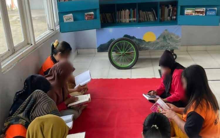 WBP Perempuan Antusias Baca Buku di Gerobak Literasi