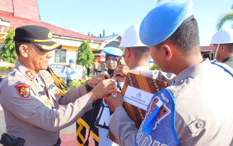 Kapolres Kobar AKBP Yusfandi Usman Selatan pita kepada perwakilan petugas,?sebagai tanda dimulainya Operasi Patuh Telabang 2024 di wilkum Polres Kobar. (Foto : ISTIMEWA)