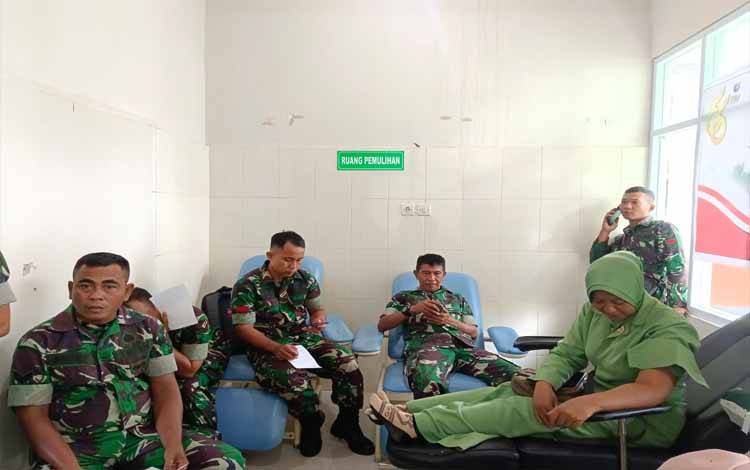 Anggota Kodim Kapuas Donor Darah di RSUD Pulang Pisau