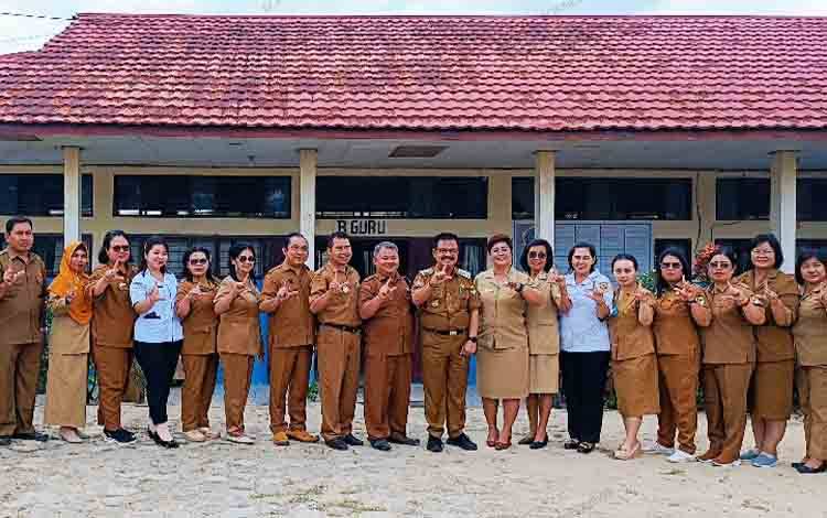 Pj Bupati Gunung Mas Pantau Kegiatan Belajar Mengajar di Awal Masuk Sekolah