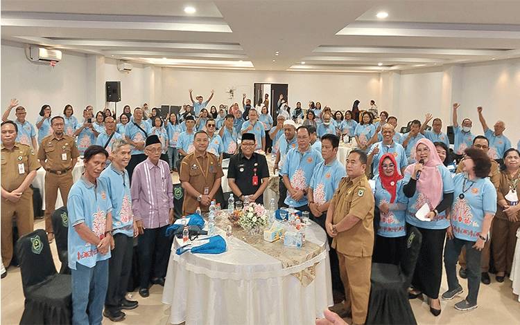 Pj Bupati Kapuas, Erlin Hardi bersama jajaran ASN dan Purna Tugas Disdik Kapuas, bertempat di Ruang Rapat Rumah Jabatan Bupati Kapuas pada Senin, 15 Juli 2024. (FOTO: DODI)