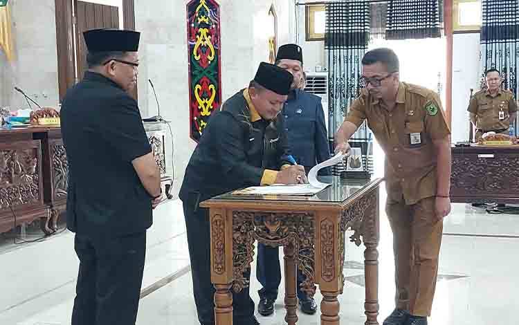 Penandatanganan Raperda Pertanggungjawaban APBD Kapuas tahun anggaran 2023 pada Senin, 15 Juli 2024. (FOTO: DODI)