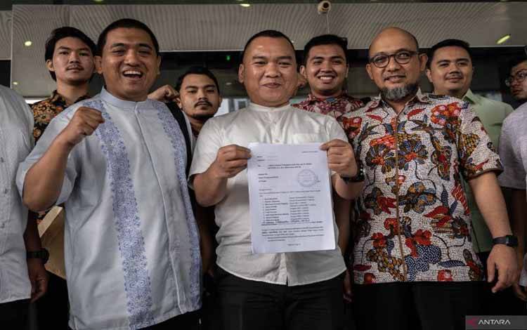 Arsip foto - Ketua IM57+ Institute M. Praswad Nugraha (tengah) didampingi Dewan Penasehat Novel Baswedan (dua kanan) menunjukkan barkas laporan di gedung lama KPK, Kuningan, Jakarta, Jumat (26/4/2024). IM57+ Institute melaporkan Wakil Ketua KPK Nurul Ghufron ke Dewan Pengawas (Dewas) KPK atas dugaan pelanggaran kode etik. ANTARA FOTO/Bayu Pratama S/nym.