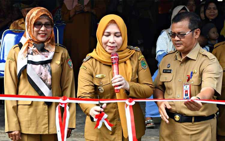 Pj Bupati Pulang Pisau, Nunu Andriani saat? melakukan pemotongan pita pada launching rumah pangan beragam, bergizi, seimbang dan aman (B2SA) bertempat di Desa Purwodadi, Kecamatan Maliku, Selasa, 16 Juli 2024. (FOTO : M PRADILA KANDI)