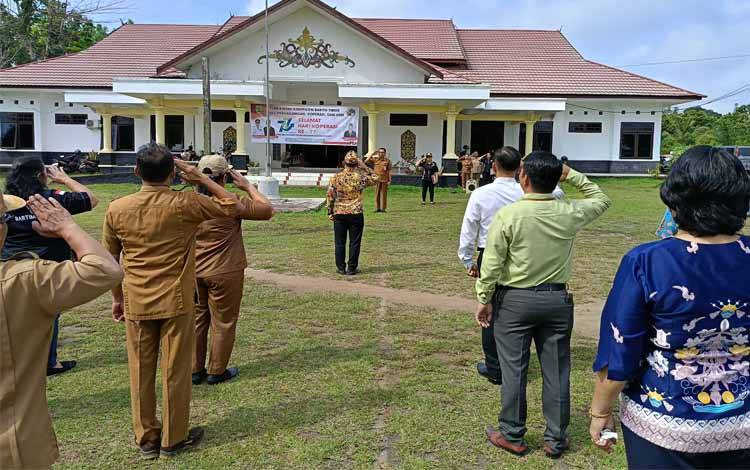 Upacara peringatan Hari Koperasi ke-77 di halaman Kantor DisdagkopUKM Barito Timur, Selasa, 16 Juli 2024. (FOTO: BOLE MALO)