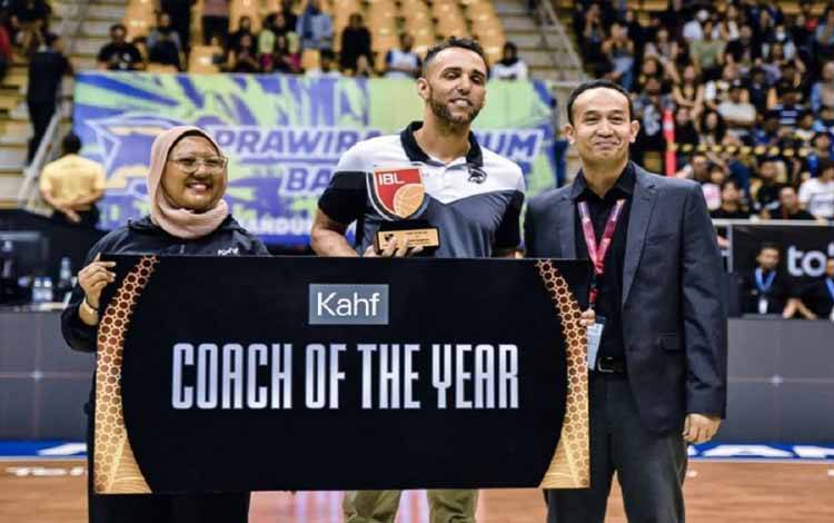 David Singleton Raih Gelar Coach of The Year IBL 4 Kali Beruntun