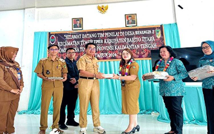 Tim penilai lomba desa dan kelurahan dari Provinsi Kalteng foto bersama asisten bidang pemerintahan Eveready Noor usai penilaian Desa Benangin II, di kantor desa setempat, Selasa 16 Juli 2024.(foto: Dhani)