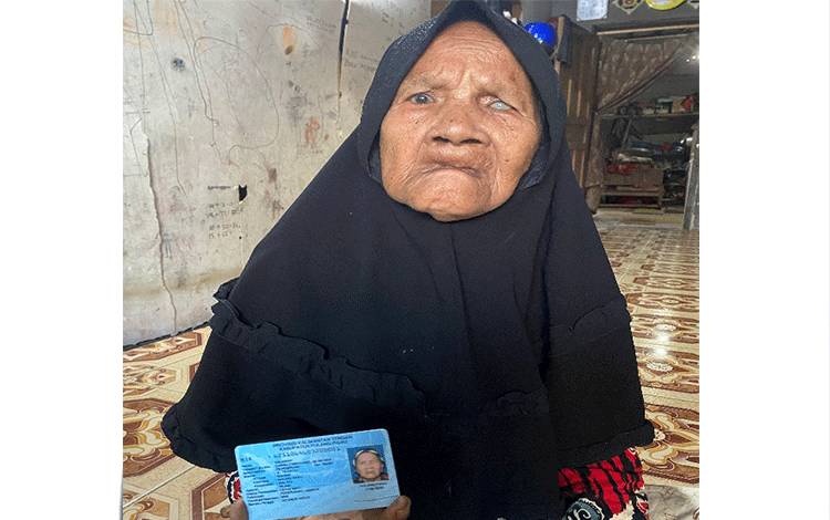 Nenek Salamah saat menunjukkan kartu identitasnya (Foto: RETHA)