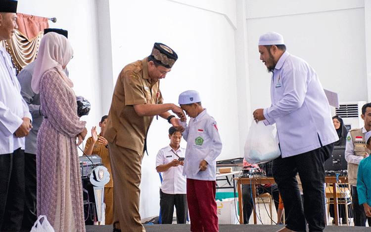 Suasana saat kegiatan berbagi dalam acara lebaran anak yatim, bertempat di Hall Rumah Jabatan Bupati Kapuas, Selasa, 16 Juli 2024. (FOTO: IST)