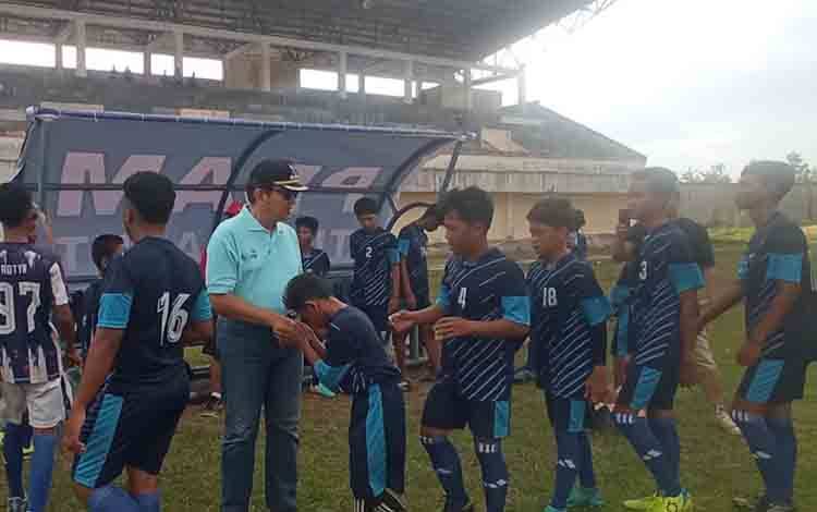 Pj Bupati Kobar Apresiasi Digelarnya Turnamen Sepak Bola U-16 Perumdam Cup II