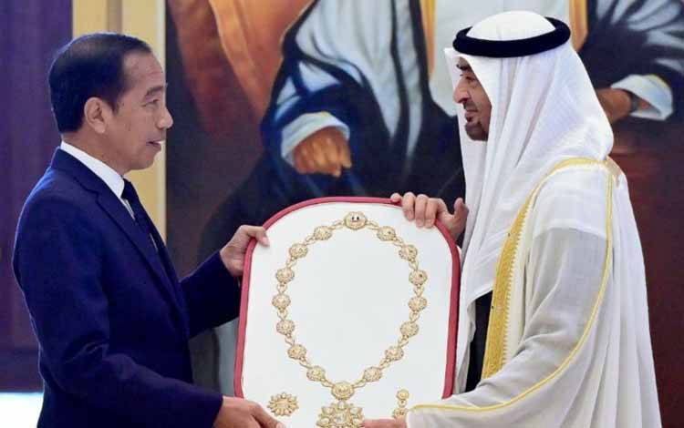 Jokowi Terima Penghargaan Order of Zayed dari Presiden MBZ