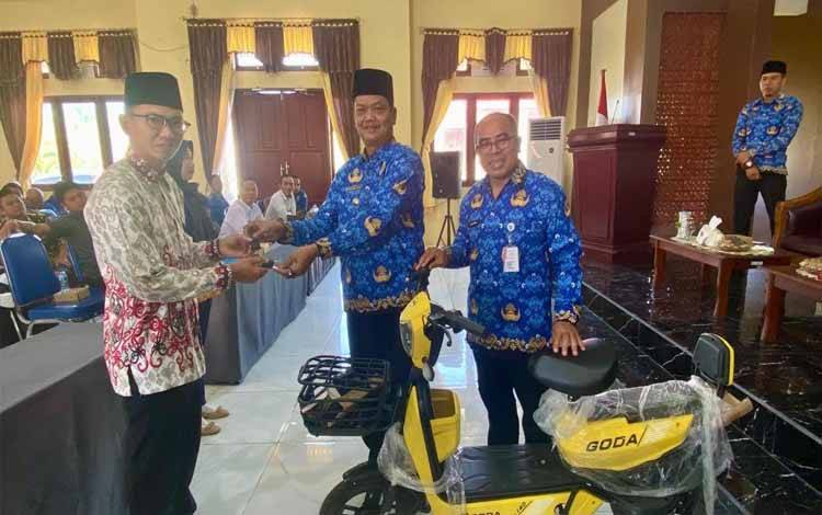 Pj Bupati Seruyan Undi Doorprize untuk Kelurahan dan Desa Lunas PBB-P2 2023