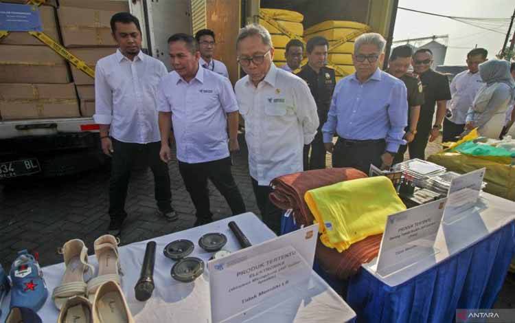 Menteri Perdagangan Zulkifli Hasan (ketiga kiri) dan Anggota DPR Zainuddin Maliki (keempat kiri) melihat barang impor ilegal sebelum dimusnahan di kompleks pergudangan kawasan Tambaksawah, Waru, Sidoarjo, Jawa Timur, Senin (24/7/2023). Kementerian Perdagangan memusnahkan 12 jenis produk barang impor ilegal berupa produk hewan olahan, kehutanan, keramik, alas kaki, elektronik, kosmetik, makanan dan minuman, mainan anak, tekstil produk tertentu, tekstil tertentu lainnya, pakaian jadi dan aksesoris