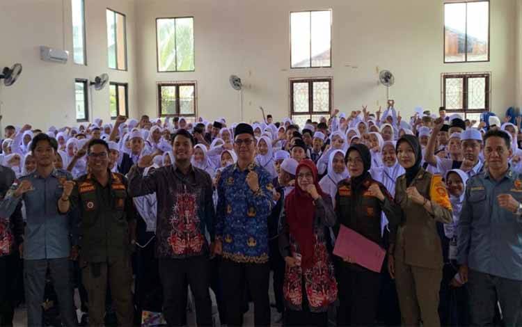 Satpol PP dan Damkar Sosialisasi Pencegahan Kenakalan Remaja di MTsN 1 Kapuas