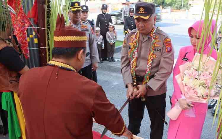 Kedatangan Kapolresta Palangka Raya Disambut Prosesi Adat dan Pedang Pora
