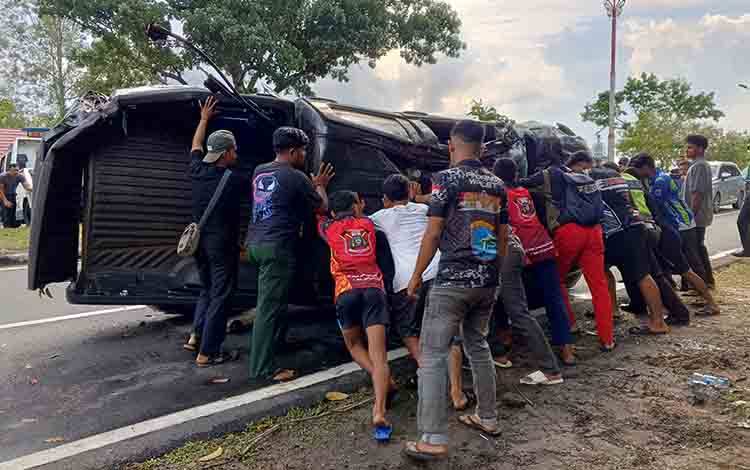 Mobil Bertuliskan SPN Tjilik Riwut Terguling di Jalan Adonis Samad