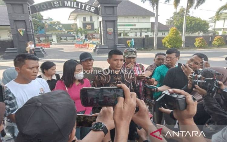 Keluarga korban wartawan Rico Sempurna Pasaribu memberikan keterangan setelah melapor ke Polisi Militer Kodam I/Bukit Barisan (Pomdam I/BB) di Medan, Sumatera Utara, Kamis (18/7/2024). (ANTARA/ M. Sahbainy Nasution)