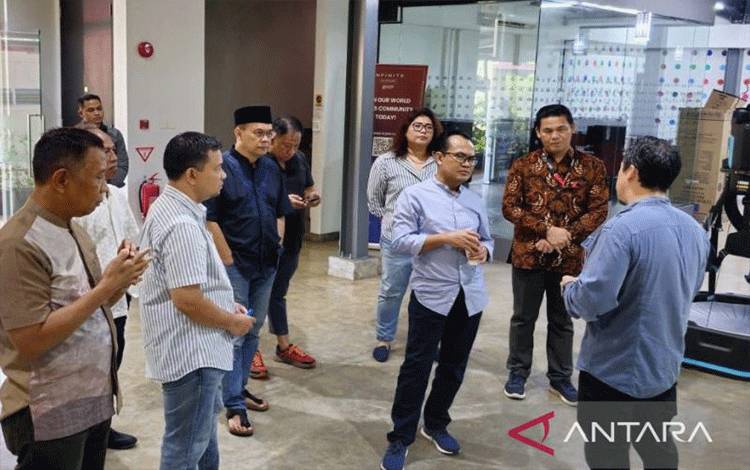 Sekretaris Kementerian Koordinator Bidang Perekonomian, Susiwijono Moegiarso meninjau perkembangan Kawasan Ekonomi Khusus (KEK) Nongsa Digital Park. ANTARA/HO-BP Batam