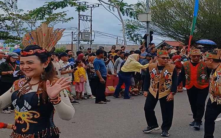 Pawai Budaya Peringati HUT Katingan ke 22 Meriah