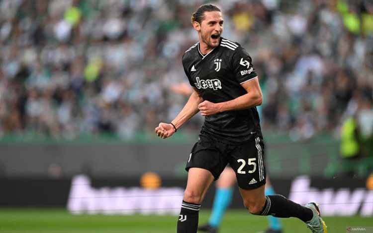 Gelandang Juventus Adrien Rabiot usai menyarangkang gol pada leg kedua perempat final Europa League melawan Sporting CP di Stadion Jose Alvalade di Lisbon, 20 April 2023. (AFP/PATRICIA DE MELO MOREIRA)