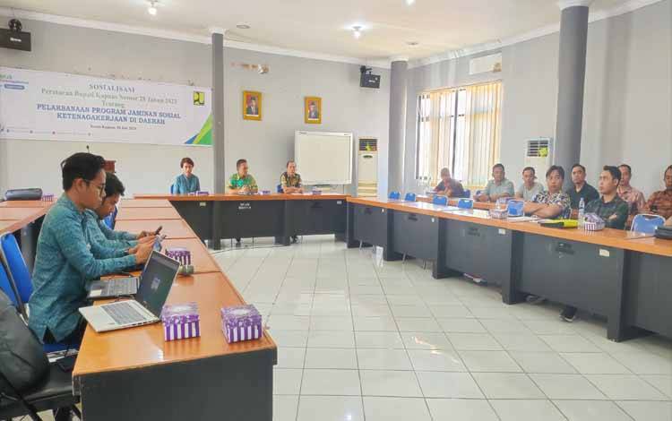 Dinas PUPRPKPP Kapuas Fasilitasi Sosialisasi Jamsostek Bagi Penyedia Jasa Konstruksi