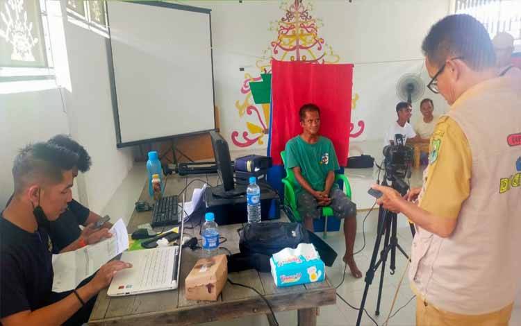 Tim Dinas Dukcapil Jemput Bola Pelayanan ke Kecamatan Kapuas Barat