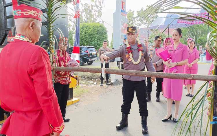 Potong Pantan Sambut Kedatangan AKBP Han's Itta Papahit di Polres Seruyan