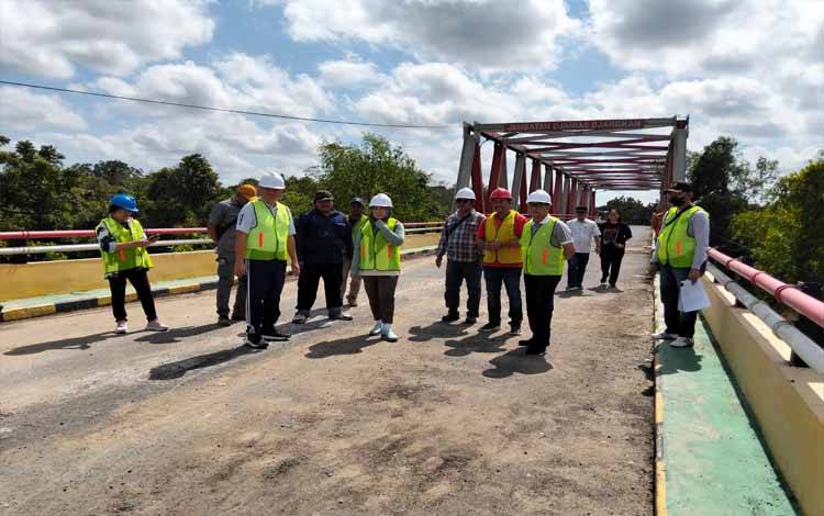 Pj Bupati Pulang Pisau Tinjau Rehab Jembatan Djanias Djangkan