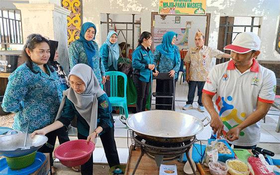 Dinas Perikanan dan PKK Adakan Pelatihan Pengolahan Ikan di Desa Tewah Pupuh