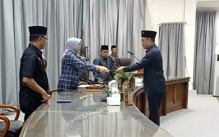 Anggota DPRD Barito Utara, Karianto Saman saat menyerahkan pemandangan umum fraksi kepada pimpinan DPRD Barito Utara. (Foto: Dhani)