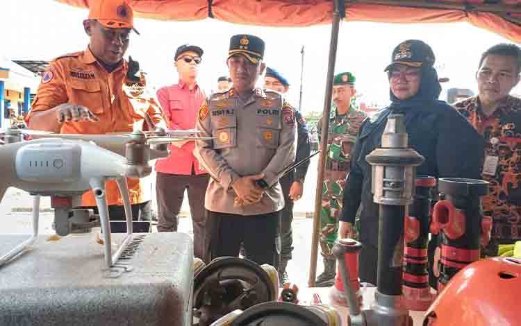 Kapolres Kotawaringin Timur AKBP Resky Maulana Zulkarnain dan Wakil Bupati Irawati mengecek peralatan pemaham kebakaran setelah apel siaga, Jumat, 19 Juli 2024. (FOTO: DEWIP)