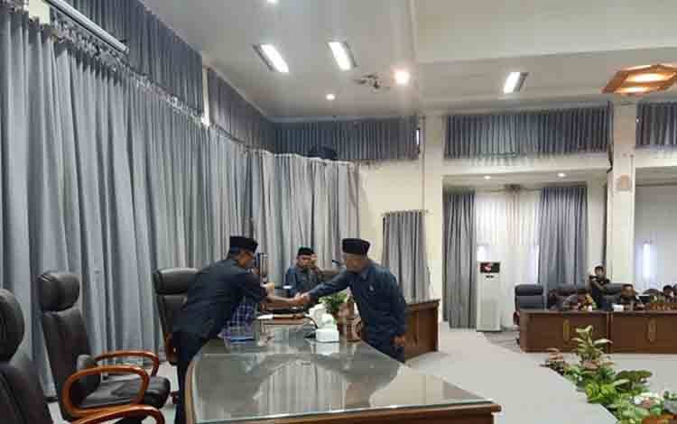 Juru bicara fraksi PPP DPRD Barito Utara, H Abri saat menyerahkan pemandangan umum fraksi kepada pimpinan DPRD Barito Utara. (Foto: Dhani)