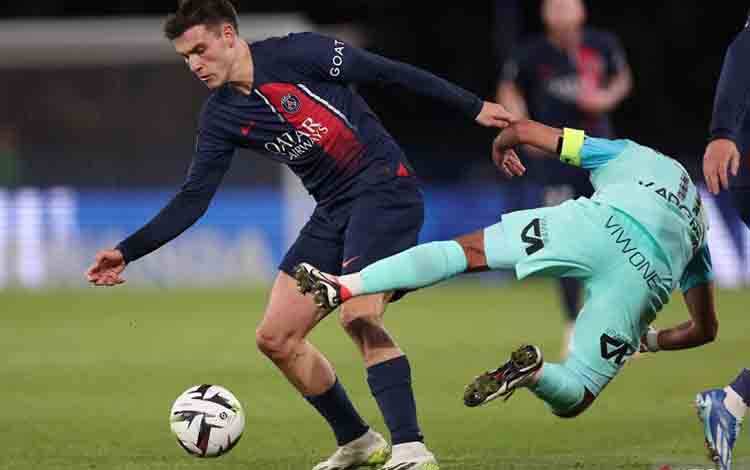 Gelandang Uruguay Paris Saint-Germain #04 Manuel Ugarte berebut bola dengan gelandang Prancis Montpellier #11 Teji Savanier selama pertandingan sepak bola L1 Prancis antara Paris Saint-Germain (PSG) dan Montpellier Herault SC di Stadion Parc des Princes di Paris pada November 3 Agustus 2023. (ANTARA/AFP/Franck Fife)