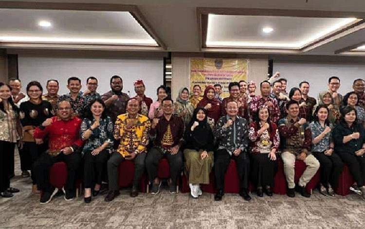 Foto bersama saat rangkaian Rapat Koordinasi (Rakor) Penyakit Hewan Menular se-Provinsi Kalimantan Tengah. (FOTO:TPHP KALTENG)