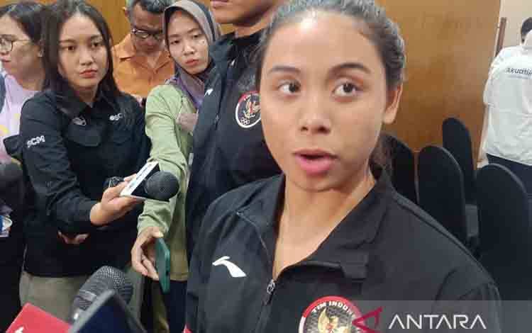Perenang andalan Indonesia Azzahra Permatahani menjawab pertanyaan wartawan di Jakarta, Jumat (19/7/2024). ANTARA/Donny Aditra