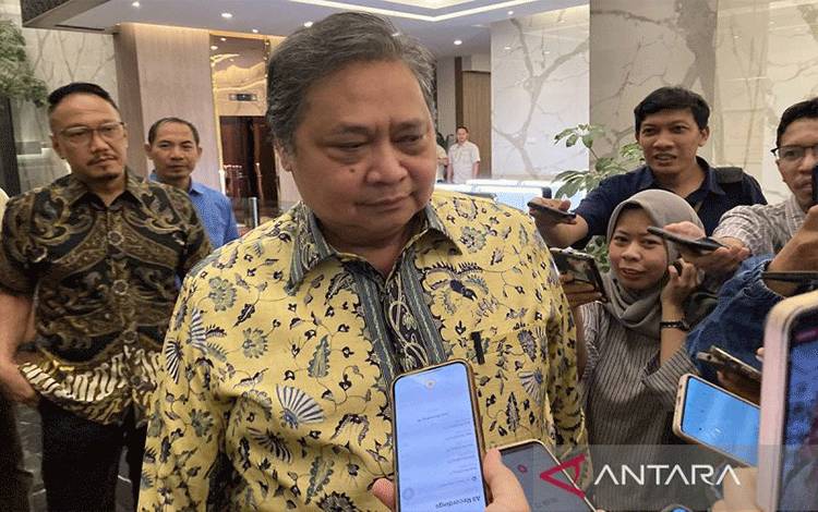 Menteri Koordinator Bidang Perekonomian Airlangga Hartarto saat ditemui di Kantor Kementerian Koordinator Bidang Perekonomian di Jakarta, Selasa (16/7/2024). ANTARA/Imamatul Silfia/am.