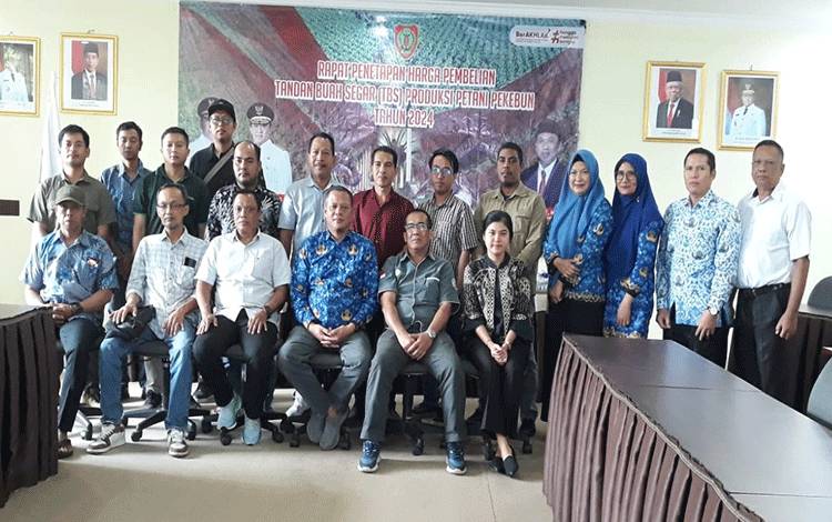 Foto bersama pada Rapat Penetapan Harga TBS Kelapa Sawit di Disbun Kalteng. (FOTO:DISBUN KALTENG)