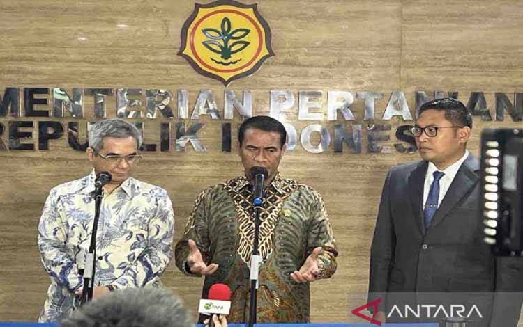 Menteri Pertanian Andi Amran Sulaiman (tengah), Wakil Menteri Pertanian Sudaryono (kanan), mantan Wakil Pertanian Harvick Hasnul Qolbi (kiri) saat memberi keterangan kepada awak media di Jakarta, Jumat (19/7/2024). ANTARA/Harianto.