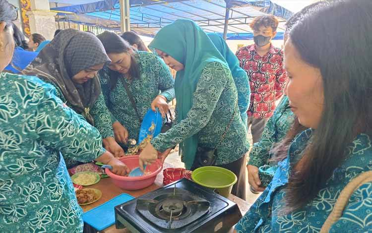 PKK Desa Diharapkan Dapat Praktekkan Hasil Pelatihan Pembuatan Abon dari Ikan