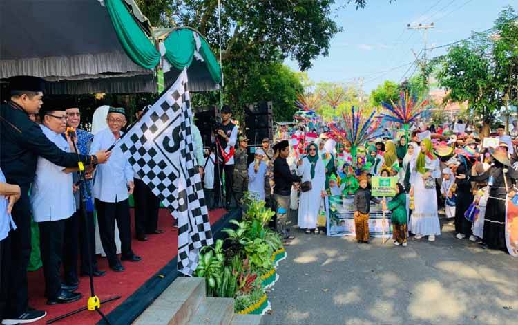 Ribuan Peserta Semarakkan Pawai Tahun Baru Islam 1446 Hijiriah di Kapuas