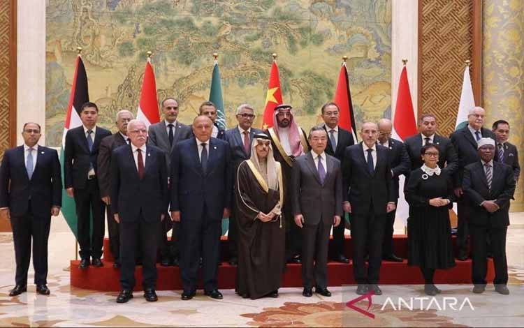 Utusan Organisasi Kerja Sama Islam (OKI) yang terdiri dari (depan kiri ke kanan) Menlu Palestina Riyad Al-Maliki, Menlu Mesir Sameh Shoukry, Menlu Saudi Pangeran Faisal bin Farhan Al Saud, Menlu China Wang Yi, Wakil Perdana Menteri yang juga Menlu Yordania Ayman Safadi, Menlu Retno Marsudi dan Sekretaris Jenderal OKI Hissein Brahim Taha berfoto sebelum melakukan pertemuan untuk mencari solusi konflik Palestina-Israel di Beijing, China, Senin (20/11/2023). Pertemuan tersebut adalah aksi dari pemb