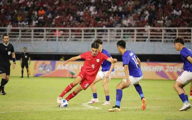 Pesepak bola Timnas Indonesia U-19 Jens Raven (9) beraksi saat melawan Kamboja U-19 dalam pertandingan penyisihan Grup A Piala AFF U-19 atau ASEAN U-19 Boys Championship di Stadion Gelora Bung Tomo, Surabaya, Jawa Timur, Sabtu (20/7/2024). (ANTARA FOTO/Rizal Hanafi)