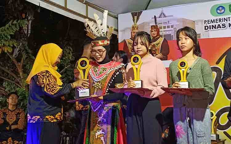 Siswi SMPN 1 Sampit Kisahkan Bandsaw Sabet Juara Pertama Lomba Bercerita Benda Koleksi Museum Kayu