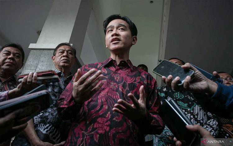 Wali Kota Solo Gibran Rakabuming Raka menjawab pertanyaan wartawan usai menyerahkan surat pengajuan pengunduran dirinya di Kantor DPRD Solo, Jawa Tengah, Selasa (16/7/2024). ANTARA FOTO/Mohammad Ayudha/Spt.