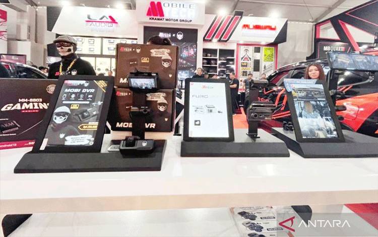 Deretan produk terbaru MobileTech yang diluncurkan di gelaran Gaikindo Indonesia International Auto Show (GIIAS) 2024 di ICE BSD Tangerang, Banten, Minggu (21/7/2024). (ANTARA/Fathur Rochman)