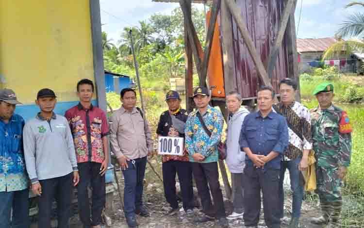 Camat Kapuas Kuala, Nurcahyono bersama Tim saat monev penggunaan DD di Desa Tamban Baru Selatan. (FOTO: IST)