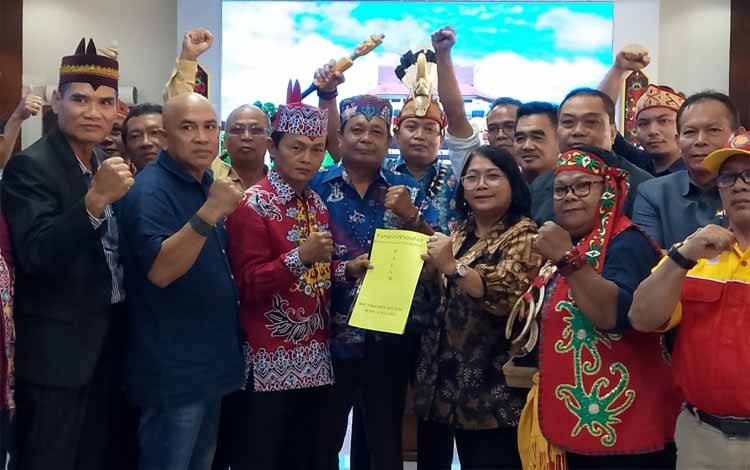 Wakil Ketua Komisi I DPRD Palangka Raya Kuwu Senilawati (batik coklat) berfoto bersama dengan anggota Hapakat Dayak Bersatu usai audiensi (Foto : PATHUR)