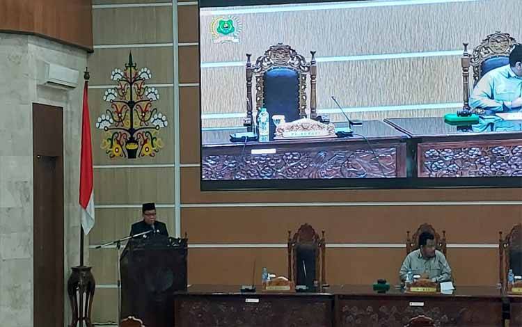 Pj Bupati Kapuas, Erlin Hardi saat sampaikan pidato pengantar Raperda tentang RPJPD Kapuas 2025 - 2045 pada Senin, 22 Juli 2024. (FOTO: DODI)