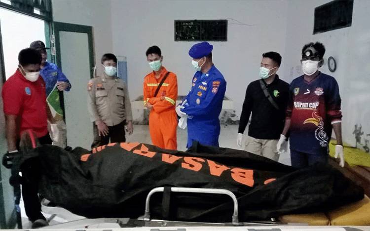 Polairud Polres Seruyan Evakuasi Jenazah ABK TB Kijang Mas Meninggal di Kapal